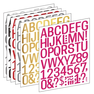Vue détaillée d'autocollants colorés alphabet et chiffres au fini métallique brillant