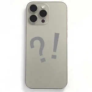 Autocollants de lettres et chiffres colorés sur le dos d'un smartphone gris titane