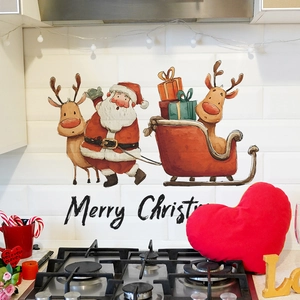 Stickers de Noël avec Père Noël, rennes et traîneau sur carrelage de cuisine