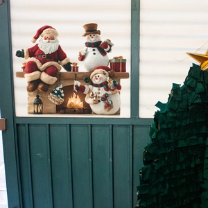 Stickers muraux Noël avec Père Noël et bonhomme de neige devant la cheminée