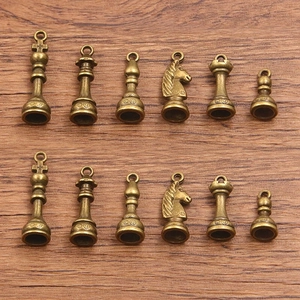 Détail de 12 breloques d'échecs en alliage de zinc bronze pour la création de bijoux DIY