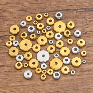 Perline distanziatrici e rondelle piatte in acciaio inox oro e argento su legno