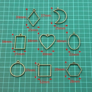 Diverse DIY-legering hangers met afmetingen op een groene snijmat