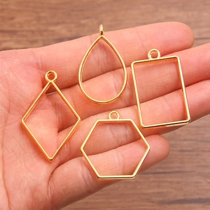 DIY goudkleurige geometrische holle frames voor harsjuwelen in de hand voor de maat