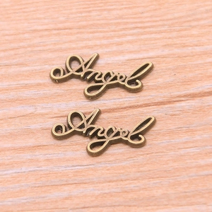 Makro-Detail von Bronze-Legierung Angel Buchstabenanhänger für DIY-Schmuck und Ketten