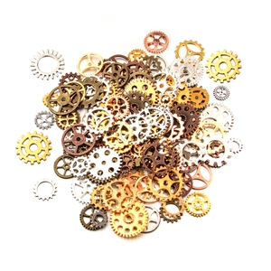 Ingranaggi steampunk misti in lega di varie dimensioni e finiture metalliche diverse