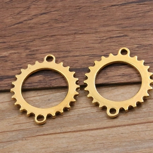 Detail van gouden steampunk tandwielhangers met dubbele lussen voor DIY-sieraden