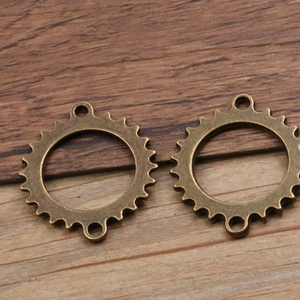 Detail van antieke bronzen legering tandwielhangers met dubbele ringen voor DIY-sieraden