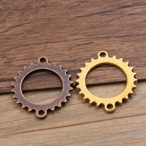 Steampunk tandwiel hangers in brons en goud voor DIY sieraden maken op houten ondergrond