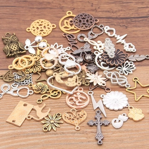 Assortiment de 100g de breloques en alliage avec animaux et plantes pour bijoux DIY