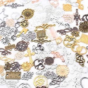 Vue détaillée de divers pendentifs en alliage DIY incluant cœurs et étoiles en couleurs mixtes