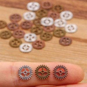 Three-color alloy gear pendants for DIY jewelry making in punk style on a fingertip