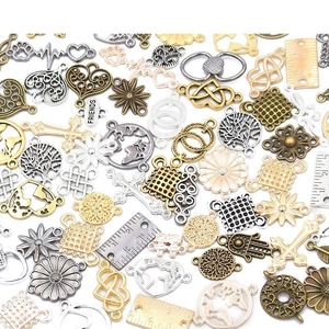 Mélange de 100g de breloques en alliage pour bijoux DIY avec motifs plantes et cœurs