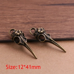 Pendentif crâne d'oiseau en bronze rétro avec détails floraux et crochet, taille 12x41mm