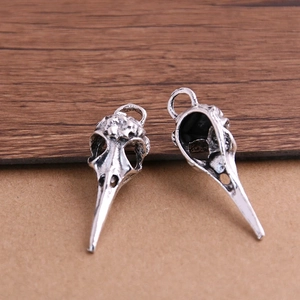 Détail des pendentifs tête de mort d'oiseau gothique en argent antique pour bijoux DIY