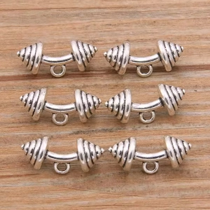 Vue à plat de pendentifs haltères en argent antique pour bijoux DIY sur bois
