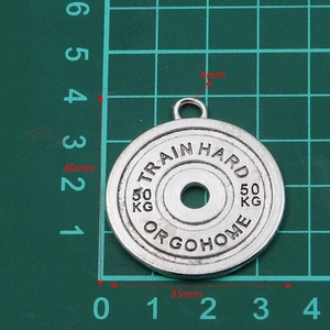 Pendentif fitness rétro argenté avec texte 'TRAIN HARD OR GO HOME' et marque 50KG