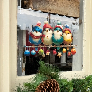 Stickers de fenêtre oiseaux de Noël avec bonnets colorés sur branches de fête