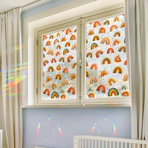 Regenbogen-Fensterfolie mit kleinen Mustern erzeugt bunte Lichtbrechung an der Wand