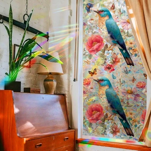 Film décoratif pour fenêtre avec oiseaux et fleurs créant des reflets colorés