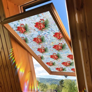 Film statique pour fenêtre aux motifs de fleurs rouges et feuilles sur verre dépoli
