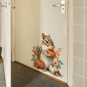 Wandsticker mit Eichhörnchen und Kürbis für herbstliche Deko an weißer Holzküchentür