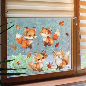 Herbstliche Fensterbilder mit Cartoon-Füchsen und Ahornblättern auf einer Glasscheibe