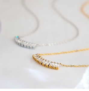 Detalle de los collares de oro y plata con cristales de circonita cúbica de corte baguette