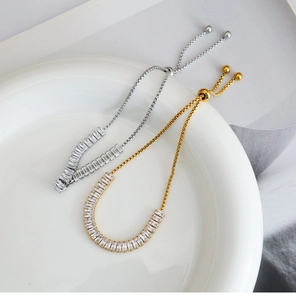 Detalle de pulseras tenis ajustables de oro y plata con circonitas cúbicas tipo baguette
