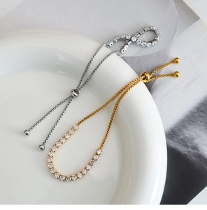 Detalle de pulseras tenis ajustables con circonitas brillantes en acabado de oro y plata