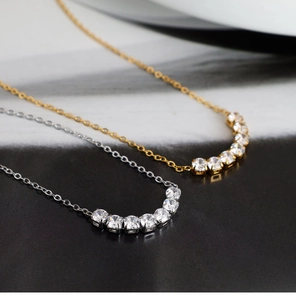Detalle de los collares de circonita en circonita cúbica oro y plata con siete piedras redondas