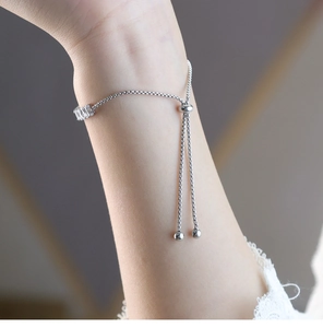 Detalle macro de la pulsera tennis plateada con tres circonitas rectangulares brillantes