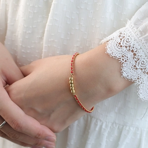 Pulsera de cordón rojo hecha a mano con cuentas doradas y acabado facetado mujer