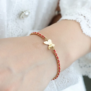 Pulsera de cuerda roja hecha a mano con colgante de mariposa dorada y cuentas mujer
