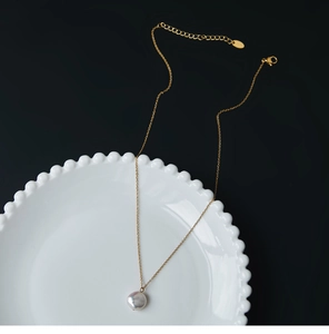 Macro-opname van zoetwaterparel hanger met 18K vergulde titanium ketting en karabijnsluiting