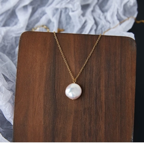 Detail van zoetwaterparel hanger aan 18K vergulde titanium stalen schakelketting