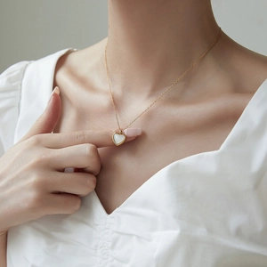 Collar minimalista de oro con colgante de corazón de nácar blanco para mujer de moda