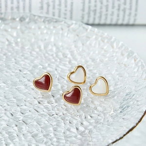 Pendientes de corazón minimalistas en esmalte rojo y blanco con borde de metal dorado