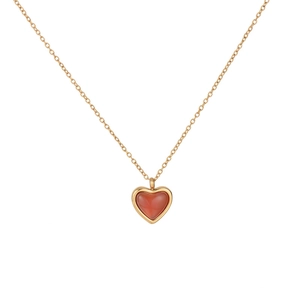 Elegante collar de cadena dorada con un colgante de corazón de ágata roja para mujer