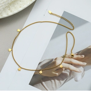Detalle del collar de plata S925 bañado en oro 18K con cinco colgantes de picas y cierre