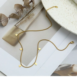 Collar bañado en oro de 18K con cinco colgantes en forma de rombo en cadena fina