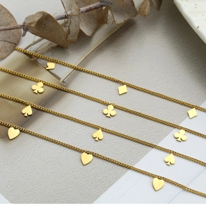 Detalle de cuatro collares de cartas de póker dorados con colgantes de as bañados en oro 18K