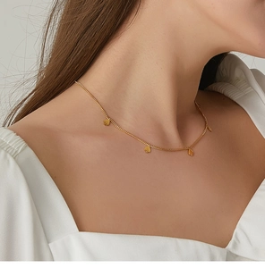 Collar bañado en oro de 18K con cinco colgantes de picas en una cadena fina
