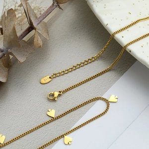 Collar chapado en oro de 18K con colgantes de picas, cadena ajustable y cierre