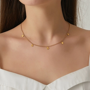 Collar minimalista de acero bañado en oro de 18K con cinco colgantes de picas y corazones