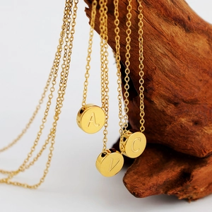 Collar de Colgante de Letra de Etiqueta Redonda Mini de Acero Inoxidable Chapado en Oro Minimalista Para Mujer Joyería de Nombre