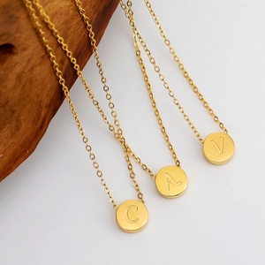 Collar minimalista de acero inoxidable chapado en oro 18K con colgantes redondos
