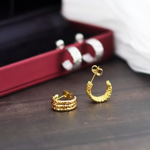 Dreilagige goldene C-förmige Ohrringe mit Rändeltextur und edler 18k Goldbeschichtung