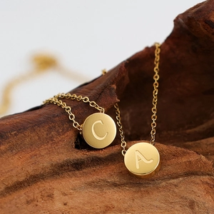 Collar minimalista de acero inoxidable chapado en oro de 18K con letras grabadas A y C