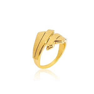 Anillo en V de acero inoxidable chapado en oro 18K con texturas esmeriladas y pulidas